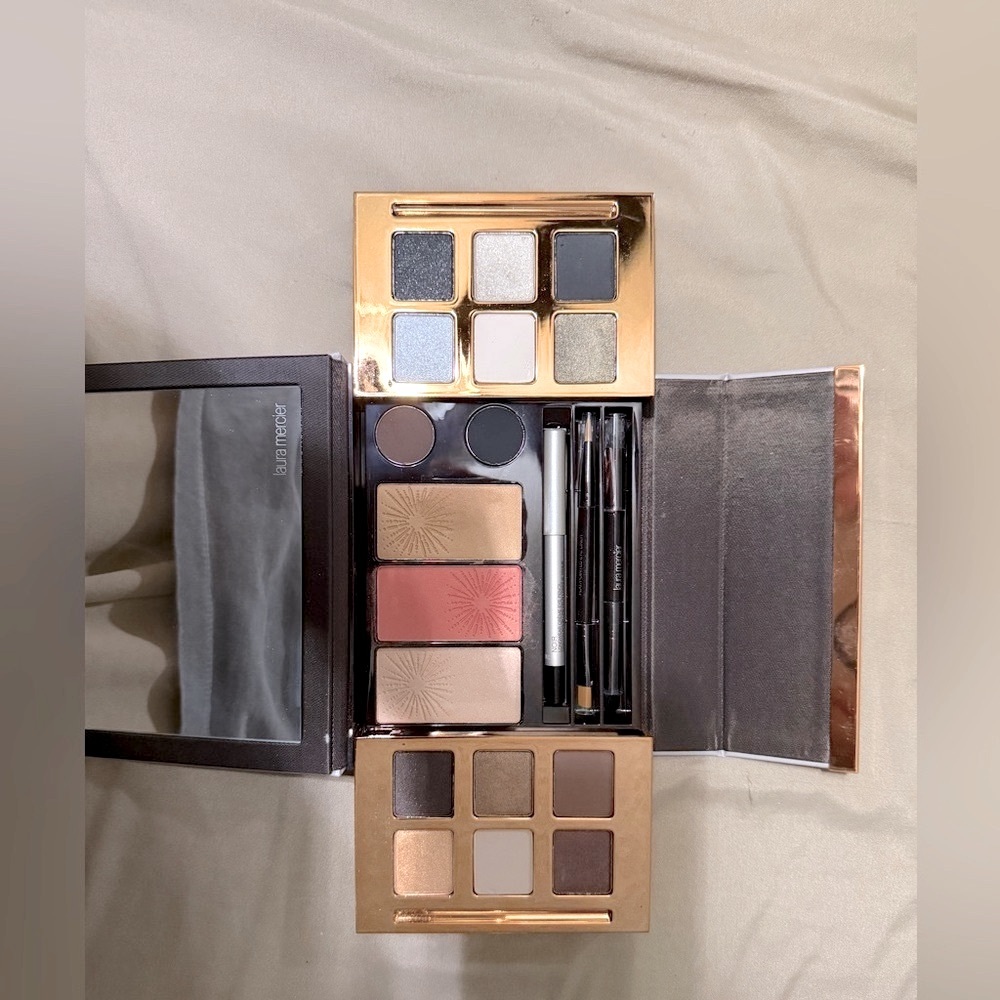 Laura Mercier set Eyeshadow , blush ,bronzerMaster Class Palette like new